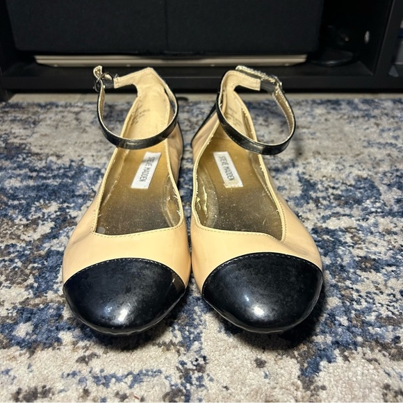 Steve Madden Gabriele Tan & Black Ankle Strap Patent Leather Flats Size 8 - Picture 3 of 16